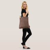 Bruin lederen textuurachtergrond, macroski dicht tote bag (Op model)