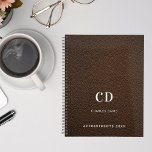 Bruin leer monogram initialen 2025 planner<br><div class="desc">Een bruine faux lederen foto als achtergrond en witte tekst. Pas uw monogram initialen,  naam en een titeljaar aan en voeg deze toe.</div>