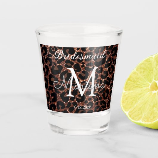 Bruin Luxe Luipaard Patroon Bruidsmeisje Monogram Shot Glas (Voorkant)