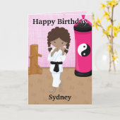 Bruin Meisjes Karate Geheim Bericht Gelukkige Verj Kaart (Gele Bloem)