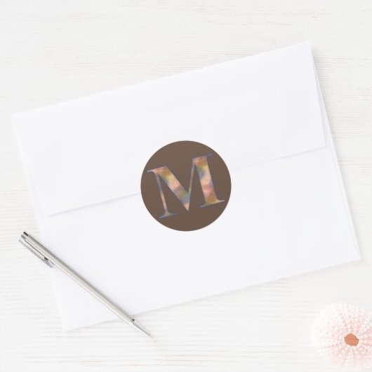 Bruin Monogram M Ronde Sticker (Envelop)