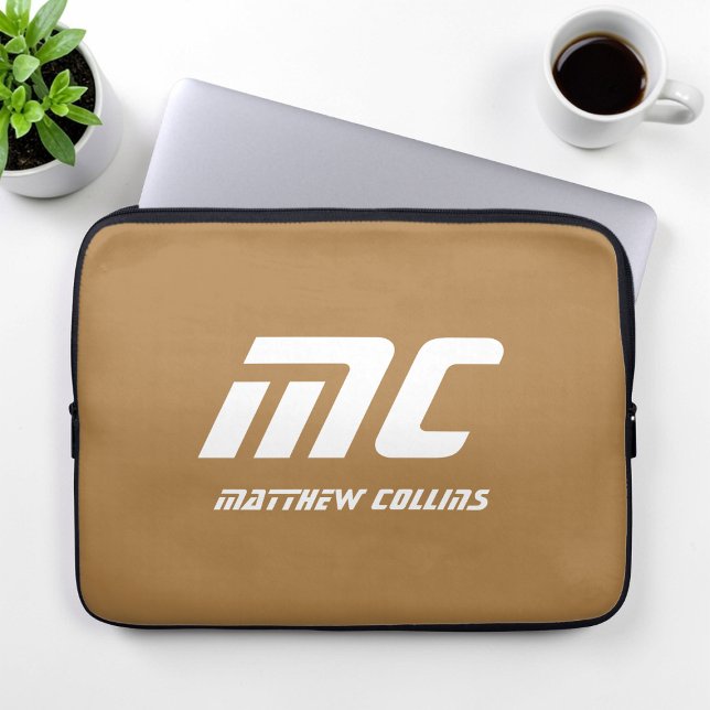 Bruin Monogram Minimalistische Naam Witte Tekst vo Laptop Sleeve (Brown Monogram Minimalist Name White Text for Him Laptop Sleeve)