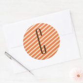 Bruin Monogram op Retro Oranje Diagonale Strepen Ronde Sticker (Envelop)