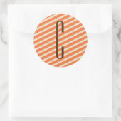 Bruin Monogram op Retro Oranje Diagonale Strepen Ronde Sticker (Tas)
