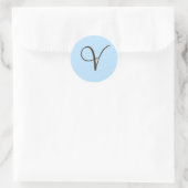 Bruin Monogram V op lichtblauw vetetiket Ronde Sticker (Tas)
