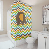 Bruin olifant voor kleurrijke Chevron Stripes Douchegordijn (In situ)