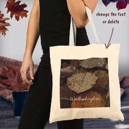 Bruin omgevallen bladeren na regen tote bag