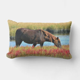 Bruin Paard Grazend bij Water Buitenkunst Buitenkussen
