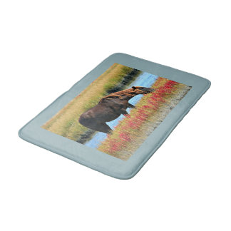 Bruin Paard Grazend met Blauwe Water Rand Badmat