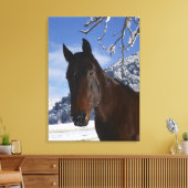 Bruin paard in de winter canvas afdruk (Insitu (Woonkamer))