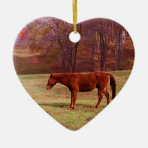 Bruin paard in een grasveld keramisch ornament