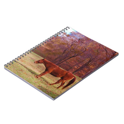 Bruin paard in een grasveld notitieboek (Linkerzijde)