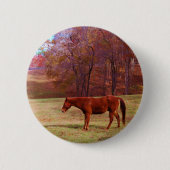 Bruin paard in een grasveld ronde button 5,7 cm (Voorkant)