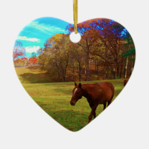 Bruin paard in een regenboogkleurig veld keramisch ornament