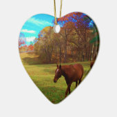Bruin paard in een regenboogkleurig veld keramisch ornament (Links)