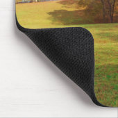 Bruin paard in een regenboogkleurig veld muismat (Hoek)