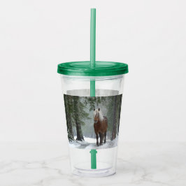 Bruin paard in een winterbos met sneeuwval acryl drinkbeker