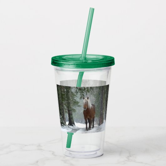 Bruin paard in een winterbos met sneeuwval acryl drinkbeker (Achterkant)