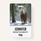 Bruin paard in een winterbos met sneeuwval badge (Achterkant)