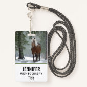 Bruin paard in een winterbos met sneeuwval badge (Achterkant met draagriem)