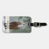 Bruin paard in een winterbos met sneeuwval bagagelabel (Voorkant horizontaal)