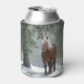 Bruin paard in een winterbos met sneeuwval blikjeskoeler (Blikje Voorkant)