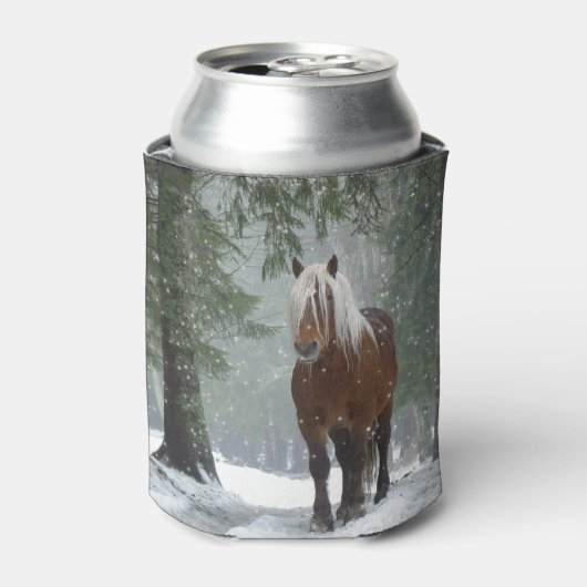 Bruin paard in een winterbos met sneeuwval blikjeskoeler (Blikje Voorkant)