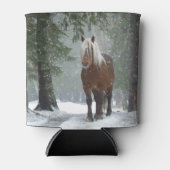 Bruin paard in een winterbos met sneeuwval blikjeskoeler (Voorkant)