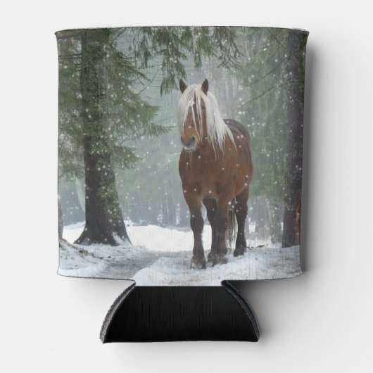 Bruin paard in een winterbos met sneeuwval blikjeskoeler (Voorkant)