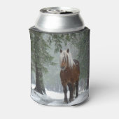 Bruin paard in een winterbos met sneeuwval blikjeskoeler (Blikje Achterkant)