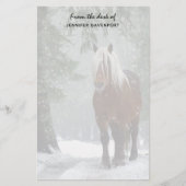 Bruin paard in een winterbos met sneeuwval briefpapier (Voorkant)