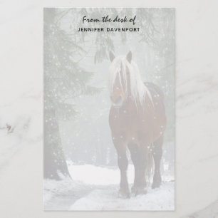 Bruin paard in een winterbos met sneeuwval briefpapier