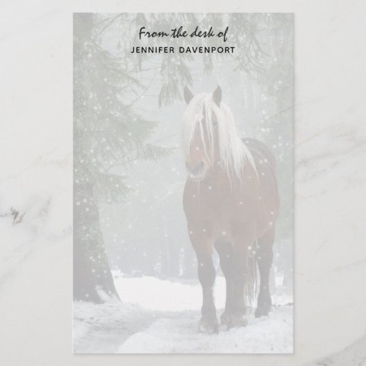 Bruin paard in een winterbos met sneeuwval briefpapier (Voorkant)