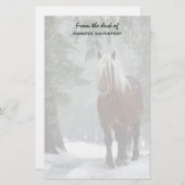 Bruin paard in een winterbos met sneeuwval briefpapier (Voorkant / Achterkant)