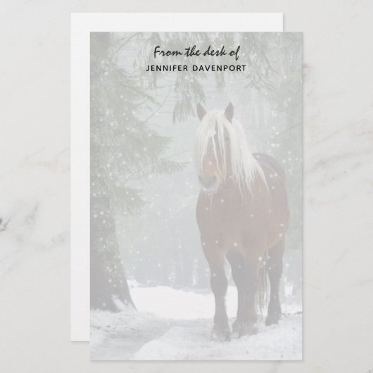 Bruin paard in een winterbos met sneeuwval briefpapier (Voorkant / Achterkant)
