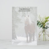 Bruin paard in een winterbos met sneeuwval briefpapier (Staand voorkant)