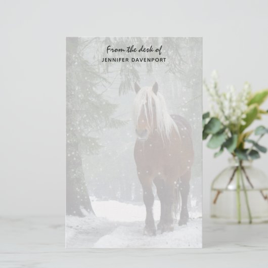 Bruin paard in een winterbos met sneeuwval briefpapier (Staand voorkant)