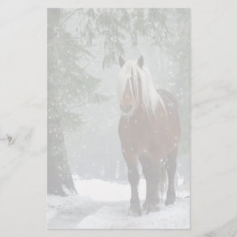 Bruin paard in een winterbos met sneeuwval briefpapier