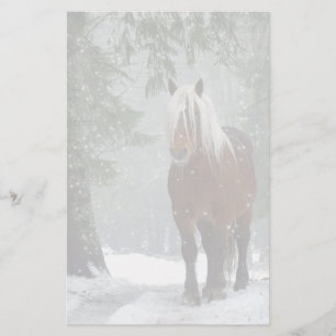 Bruin paard in een winterbos met sneeuwval briefpapier