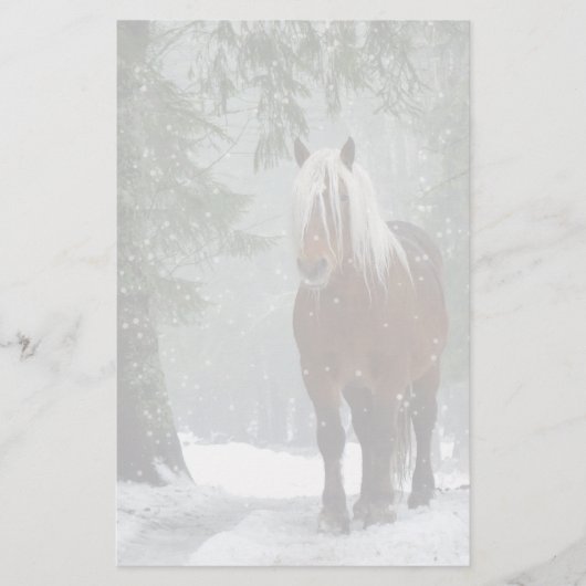 Bruin paard in een winterbos met sneeuwval briefpapier (Voorkant)
