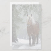 Bruin paard in een winterbos met sneeuwval briefpapier (Voorkant / Achterkant)