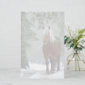 Bruin paard in een winterbos met sneeuwval briefpapier (Staand voorkant)