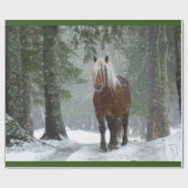 Bruin paard in een winterbos met sneeuwval cadeaupapier (Vlak)