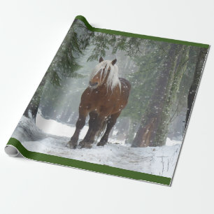 Bruin paard in een winterbos met sneeuwval cadeaupapier