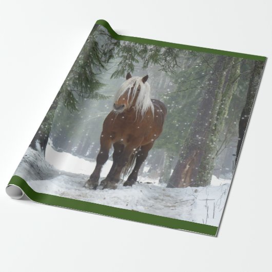 Bruin paard in een winterbos met sneeuwval cadeaupapier (Uitgerold)
