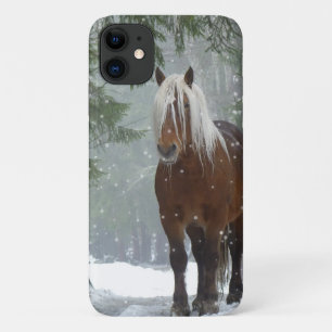 Bruin paard in een winterbos met sneeuwval Case-Mate iPhone case