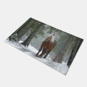 Bruin paard in een winterbos met sneeuwval deurmat (Schuin)