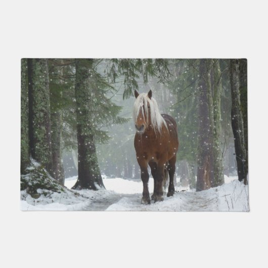 Bruin paard in een winterbos met sneeuwval deurmat (Voorkant)