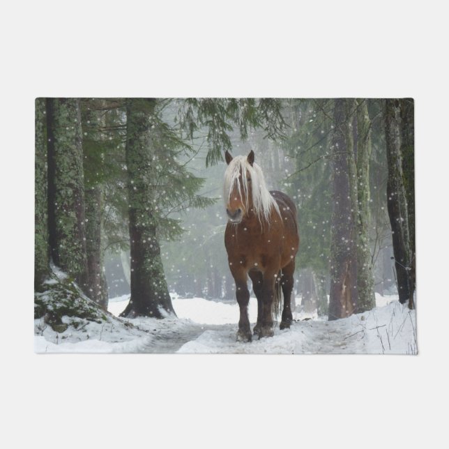 Bruin paard in een winterbos met sneeuwval deurmat (Voorkant)