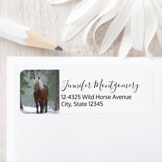 Bruin paard in een winterbos met sneeuwval etiket (Insitu)